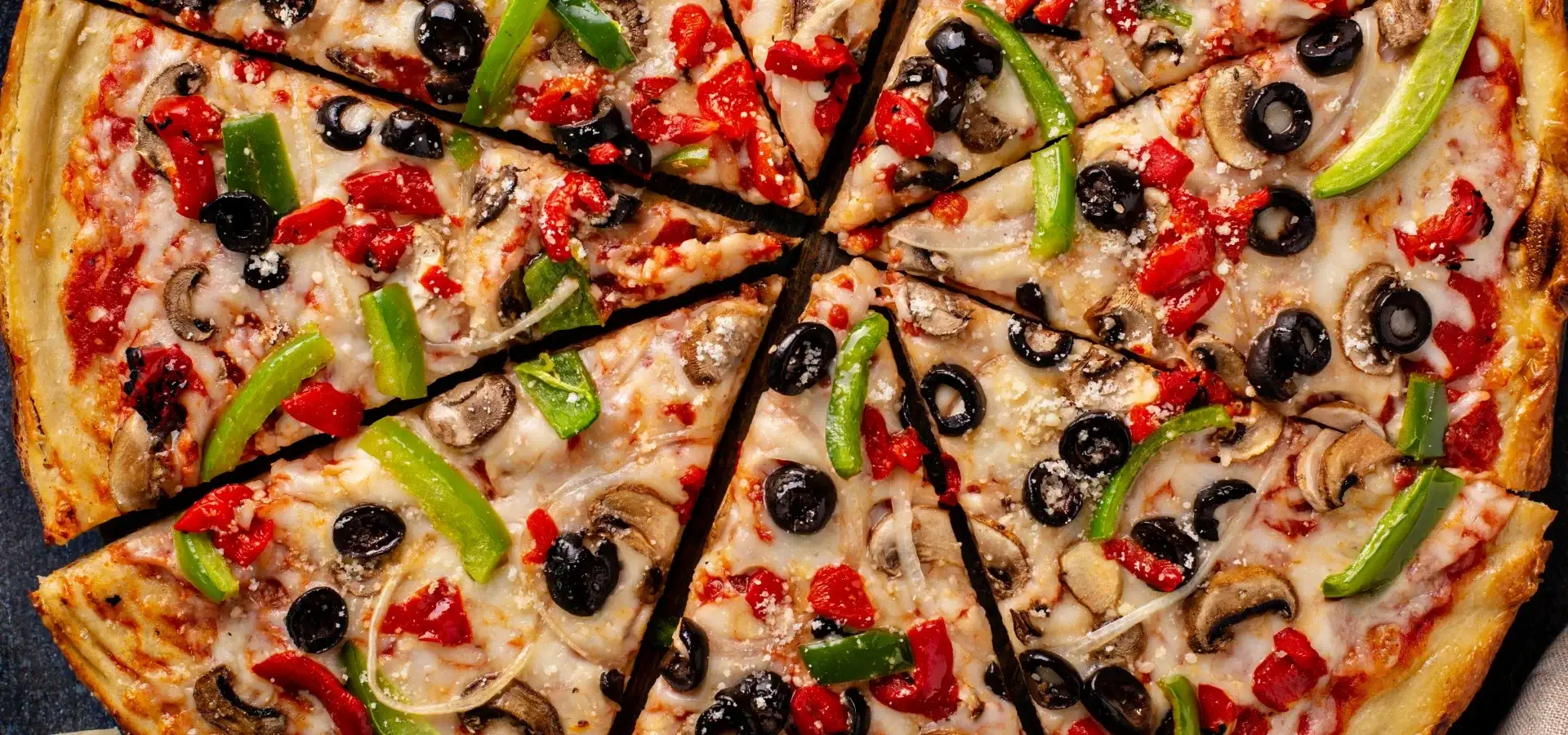 pokrojona pizza z czarnymi oliwkami